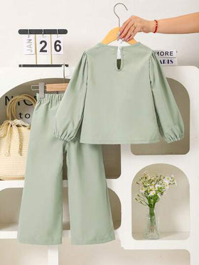 SHEIN Playful Pals مجموعة فتاة شابة أنيقة وحلوة 2 قطعة، تتكون من ملابس علوية مزينة بفيونكة + بنطلون واسع الساق، مناسبة للربيع والخريف