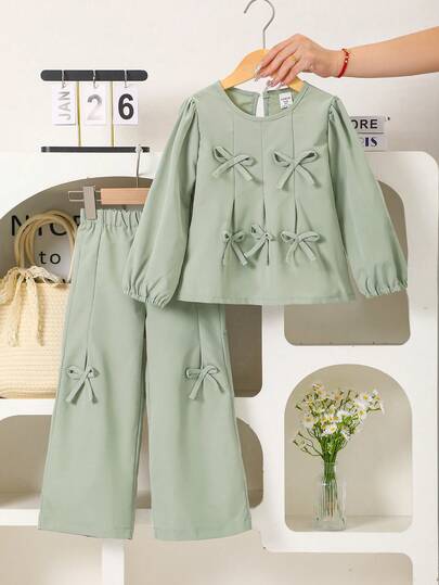 SHEIN Playful Pals مجموعة فتاة شابة أنيقة وحلوة 2 قطعة، تتكون من ملابس علوية مزينة بفيونكة + بنطلون واسع الساق، مناسبة للربيع والخريف