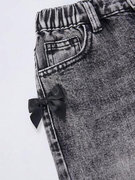 SHEIN بنطلون جينز أزرق فاتح مريح ناعم ذو خصر غير متماثل مهترئ، ملابس كاجوال للمراهقات Y2K، ملابس متعددة الاستخدامات للارتداء اليومي، وصول جديد ربيع/صيف 2025 مع فيونكات، بنطلون جينز رمادي فضفاض مع فيونكات على الملابس