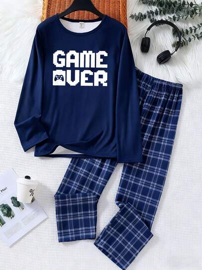 بيجامة مكونة من ملابس علوية بياقة مستديرة وأكمام طويلة مطبوع عليه "Game Over" وبنطلون مربعات بقصة فضفاضة لمراهقين، قماش محبوك مريح