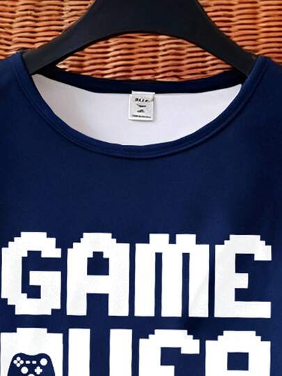 بيجامة مكونة من ملابس علوية بياقة مستديرة وأكمام طويلة مطبوع عليه "Game Over" وبنطلون مربعات بقصة فضفاضة لمراهقين، قماش محبوك مريح