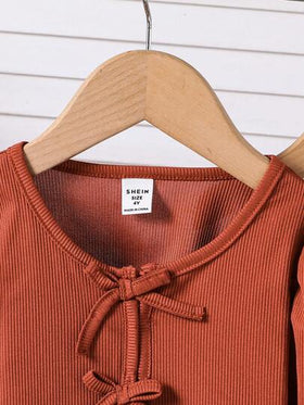 SHEIN مجموعة من قطعتين للبنات الصغيرات: كارديجان مضلع مريح مع زخرفة فيونكة وفستان قميص مطبوع بتصميم بسيط، مناسب للخروجات في فصلي الربيع والخريف
