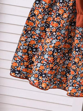 SHEIN مجموعة من قطعتين للبنات الصغيرات: كارديجان مضلع مريح مع زخرفة فيونكة وفستان قميص مطبوع بتصميم بسيط، مناسب للخروجات في فصلي الربيع والخريف