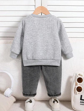 SHEIN مجموعة ملابس رياضية للأطفال الرضع بنطلون جينز أزرق وبلوزة بيضاء كاجوال، ملابس أطفال مشتركة للجنسين للخريف/الشتاء، 2 قطعة
