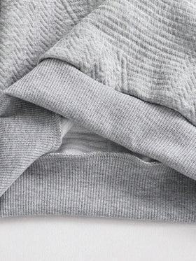 SHEIN مجموعة ملابس رياضية للأطفال الرضع بنطلون جينز أزرق وبلوزة بيضاء كاجوال، ملابس أطفال مشتركة للجنسين للخريف/الشتاء، 2 قطعة