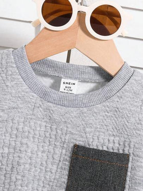 SHEIN مجموعة ملابس رياضية للأطفال الرضع بنطلون جينز أزرق وبلوزة بيضاء كاجوال، ملابس أطفال مشتركة للجنسين للخريف/الشتاء، 2 قطعة
