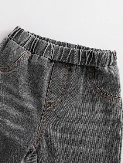 SHEIN مجموعة ملابس رياضية للأطفال الرضع بنطلون جينز أزرق وبلوزة بيضاء كاجوال، ملابس أطفال مشتركة للجنسين للخريف/الشتاء، 2 قطعة
