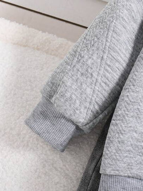 SHEIN مجموعة ملابس رياضية للأطفال الرضع بنطلون جينز أزرق وبلوزة بيضاء كاجوال، ملابس أطفال مشتركة للجنسين للخريف/الشتاء، 2 قطعة