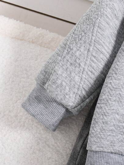 SHEIN مجموعة ملابس رياضية للأطفال الرضع بنطلون جينز أزرق وبلوزة بيضاء كاجوال، ملابس أطفال مشتركة للجنسين للخريف/الشتاء، 2 قطعة