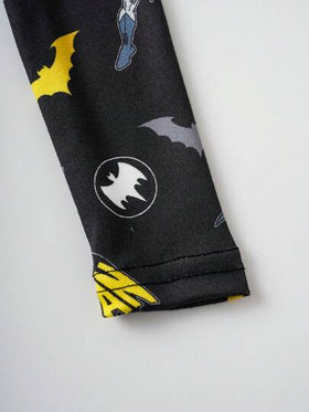 BATMAN X SHEIN 85th طقم بيجاما مكون من ملابس علوية كم طويل بطباعة كرتونية شاملة وبنطلون ليجنز للأولاد الصغار