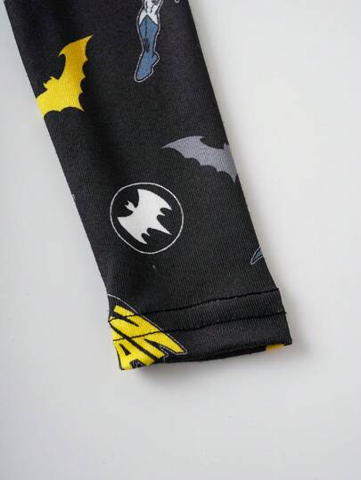 BATMAN X SHEIN 85th طقم بيجاما مكون من ملابس علوية كم طويل بطباعة كرتونية شاملة وبنطلون ليجنز للأولاد الصغار