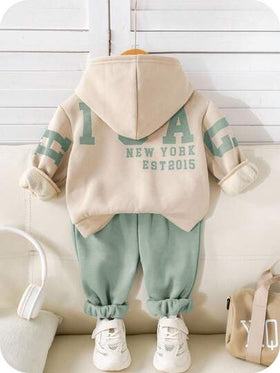 SHEIN مجموعة ملابس طفل صبي 2 قطعة، هوديي مطبوع بحرف جذاب + بنطلون أخضر، ملابس أطفال مشتركة بين الجنسين، ملابس شتوية للأطفال
