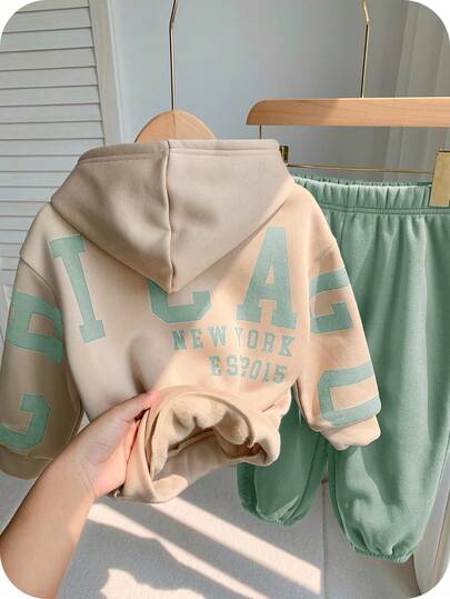 SHEIN مجموعة ملابس طفل صبي 2 قطعة، هوديي مطبوع بحرف جذاب + بنطلون أخضر، ملابس أطفال مشتركة بين الجنسين، ملابس شتوية للأطفال