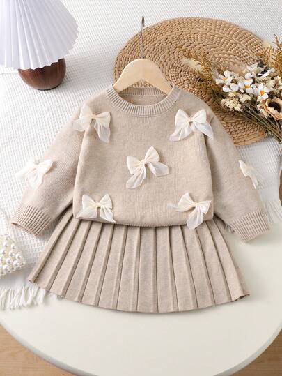 SHEIN Playful Pals فتاة صغيرة بلوزة كروشيه بياقة طاقم وأكمام طويلة منسدلة + تنورة مطوية مطابقة، ناعمة ومريحة، مناسبة للاستخدام اليومي والخارجي والسفر والعطلات والمنزل ودور الحضانة وألعاب الأطفال، طقم بنطلون وبلوزة فتاة صغيرة بطراز عتيق للخريف والشتاء