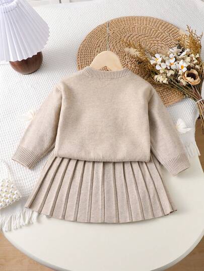 SHEIN Playful Pals فتاة صغيرة بلوزة كروشيه بياقة طاقم وأكمام طويلة منسدلة + تنورة مطوية مطابقة، ناعمة ومريحة، مناسبة للاستخدام اليومي والخارجي والسفر والعطلات والمنزل ودور الحضانة وألعاب الأطفال، طقم بنطلون وبلوزة فتاة صغيرة بطراز عتيق للخريف والشتاء