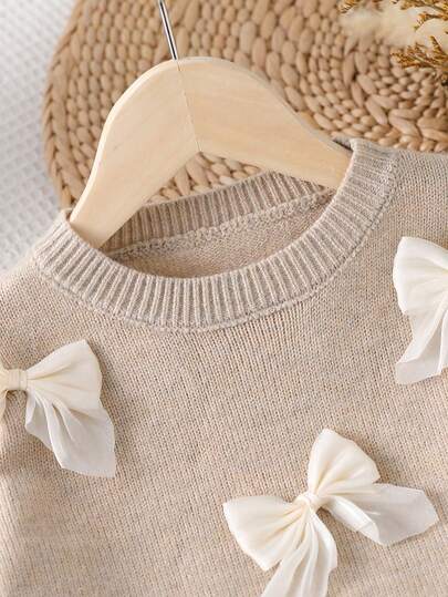 SHEIN Playful Pals فتاة صغيرة بلوزة كروشيه بياقة طاقم وأكمام طويلة منسدلة + تنورة مطوية مطابقة، ناعمة ومريحة، مناسبة للاستخدام اليومي والخارجي والسفر والعطلات والمنزل ودور الحضانة وألعاب الأطفال، طقم بنطلون وبلوزة فتاة صغيرة بطراز عتيق للخريف والشتاء