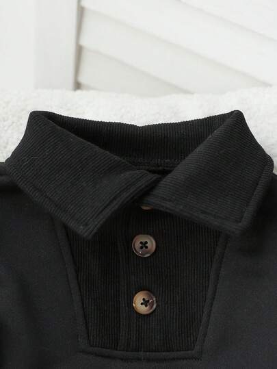 SHEIN Genkimix Kids بلوزة شتوية للأولاد ذات طوق منحدر، مناسبة بشكل خاص للخروجات والارتداء المدرسي في فصول الشتاء والخريف والربيع. التصميم يشع أناقة رجالية، ويعكس جوًا عصريًا وأنيقًا. تصميم الطوق المنحدر يضيف لمسة أنيقة، ويبرز الشخصية الجذابة.