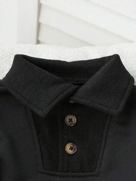 SHEIN Genkimix Kids بلوزة شتوية للأولاد ذات طوق منحدر، مناسبة بشكل خاص للخروجات والارتداء المدرسي في فصول الشتاء والخريف والربيع. التصميم يشع أناقة رجالية، ويعكس جوًا عصريًا وأنيقًا. تصميم الطوق المنحدر يضيف لمسة أنيقة، ويبرز الشخصية الجذابة.