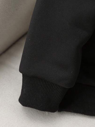 SHEIN Genkimix Kids بلوزة شتوية للأولاد ذات طوق منحدر، مناسبة بشكل خاص للخروجات والارتداء المدرسي في فصول الشتاء والخريف والربيع. التصميم يشع أناقة رجالية، ويعكس جوًا عصريًا وأنيقًا. تصميم الطوق المنحدر يضيف لمسة أنيقة، ويبرز الشخصية الجذابة.