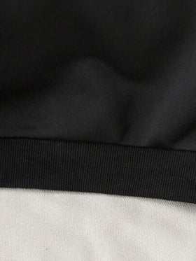 SHEIN Genkimix Kids بلوزة شتوية للأولاد ذات طوق منحدر، مناسبة بشكل خاص للخروجات والارتداء المدرسي في فصول الشتاء والخريف والربيع. التصميم يشع أناقة رجالية، ويعكس جوًا عصريًا وأنيقًا. تصميم الطوق المنحدر يضيف لمسة أنيقة، ويبرز الشخصية الجذابة.