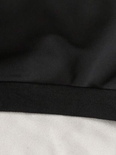 SHEIN Genkimix Kids بلوزة شتوية للأولاد ذات طوق منحدر، مناسبة بشكل خاص للخروجات والارتداء المدرسي في فصول الشتاء والخريف والربيع. التصميم يشع أناقة رجالية، ويعكس جوًا عصريًا وأنيقًا. تصميم الطوق المنحدر يضيف لمسة أنيقة، ويبرز الشخصية الجذابة.