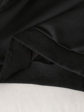 SHEIN Genkimix Kids بلوزة شتوية للأولاد ذات طوق منحدر، مناسبة بشكل خاص للخروجات والارتداء المدرسي في فصول الشتاء والخريف والربيع. التصميم يشع أناقة رجالية، ويعكس جوًا عصريًا وأنيقًا. تصميم الطوق المنحدر يضيف لمسة أنيقة، ويبرز الشخصية الجذابة.