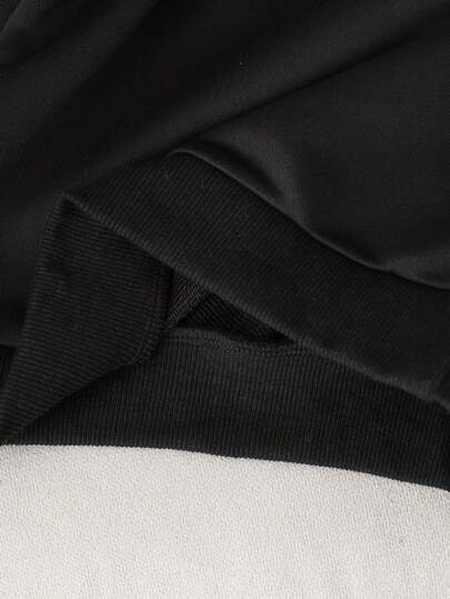 SHEIN Genkimix Kids بلوزة شتوية للأولاد ذات طوق منحدر، مناسبة بشكل خاص للخروجات والارتداء المدرسي في فصول الشتاء والخريف والربيع. التصميم يشع أناقة رجالية، ويعكس جوًا عصريًا وأنيقًا. تصميم الطوق المنحدر يضيف لمسة أنيقة، ويبرز الشخصية الجذابة.