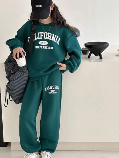 SHEIN Leap Crew بدلة رياضية مريحة من البلوزة والبنطلون ذات الرقبة الطاقم، بنمط حرف إنجليزي بسيط، باللون الأخضر الزيتوني، مناسبة للمراهقات، دافئة وناعمة، مناسبة للاستخدام اليومي، الرياضة، والجامعة في فصلي الخريف والشتاء