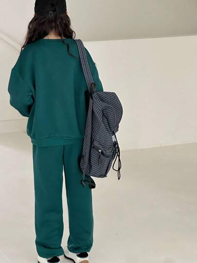 SHEIN Leap Crew بدلة رياضية مريحة من البلوزة والبنطلون ذات الرقبة الطاقم، بنمط حرف إنجليزي بسيط، باللون الأخضر الزيتوني، مناسبة للمراهقات، دافئة وناعمة، مناسبة للاستخدام اليومي، الرياضة، والجامعة في فصلي الخريف والشتاء