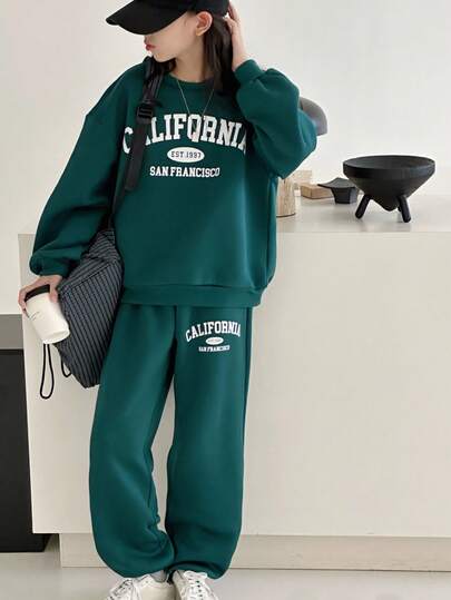 SHEIN Leap Crew بدلة رياضية مريحة من البلوزة والبنطلون ذات الرقبة الطاقم، بنمط حرف إنجليزي بسيط، باللون الأخضر الزيتوني، مناسبة للمراهقات، دافئة وناعمة، مناسبة للاستخدام اليومي، الرياضة، والجامعة في فصلي الخريف والشتاء