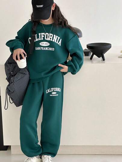 SHEIN Leap Crew بدلة رياضية مريحة من البلوزة والبنطلون ذات الرقبة الطاقم، بنمط حرف إنجليزي بسيط، باللون الأخضر الزيتوني، مناسبة للمراهقات، دافئة وناعمة، مناسبة للاستخدام اليومي، الرياضة، والجامعة في فصلي الخريف والشتاء