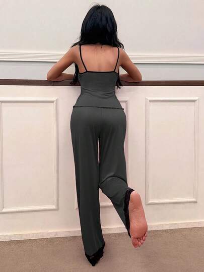 SHEIN طقم ملابس نوم للنساء مع قميص كامي مزين بالدانتيل وبنطلون