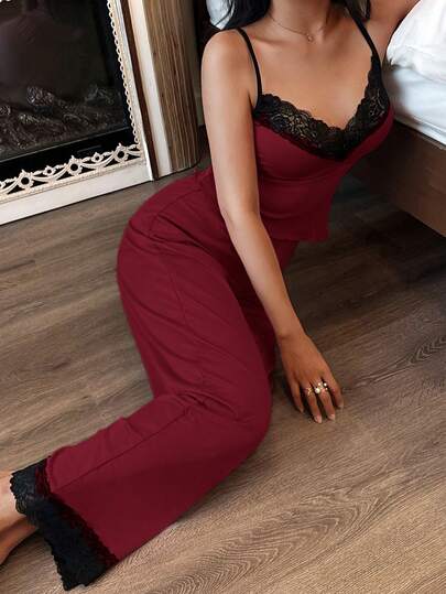 SHEIN طقم ملابس نوم للنساء مع قميص كامي مزين بالدانتيل وبنطلون