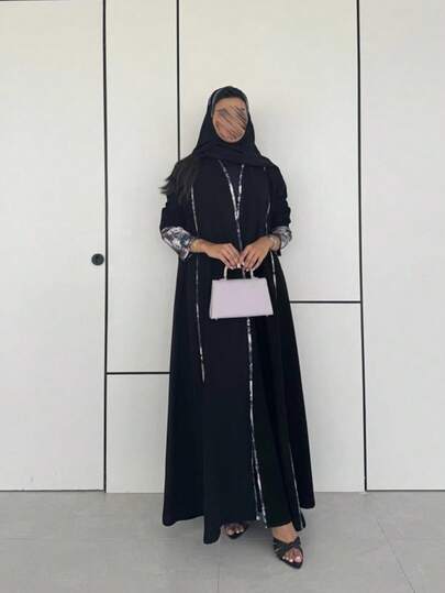 عباية بأكمام طويلة راجلان مع تفاصيل طباعة متباينة، ملابس إسلامية أنيقة ومتواضعة للنساء