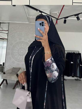 عباية بأكمام طويلة راجلان مع تفاصيل طباعة متباينة، ملابس إسلامية أنيقة ومتواضعة للنساء