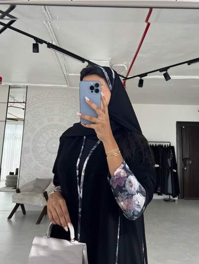 عباية بأكمام طويلة راجلان مع تفاصيل طباعة متباينة، ملابس إسلامية أنيقة ومتواضعة للنساء