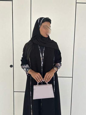 عباية بأكمام طويلة راجلان مع تفاصيل طباعة متباينة، ملابس إسلامية أنيقة ومتواضعة للنساء