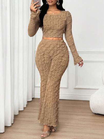 SHEIN Lady طقم ملابس علوية وبنطلون بأكمام واسعة وياقة مستديرة مصنوع من نسيج مضلع على الطراز الأوروبي والأمريكي، موضة قطعتين