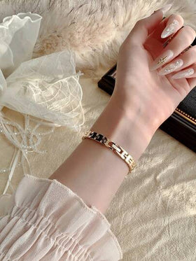 ساعة نسائية موضة جديدة، قرص مثلثي أنيق، ساعة كوارتز للأعمال، مناسبة للحياة اليومية والحفلات والمناسبات