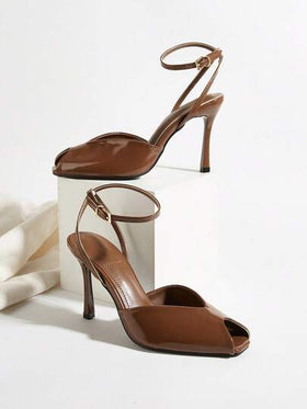صنادل حفلات مثيرة بتصميم متقاطع مع إبزيم، أحذية كعب عالي أنيقة بتصميم بسيط مفتوحة من الأمام باللون البني، كعب إبرة رفيع