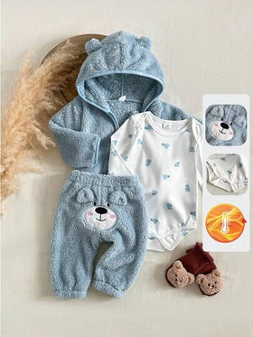 SHEIN 3 قطع ملابس للأطفال الصبية، جاكيت مزودة بقبعة على شكل دب بني لطيف، رومبير مفتوحة الكتفين مطبوعة بنقشة الدب، وبنطلون بنمط فرو الدب البني، مجموعة شتوية متنوعة مناسبة للعب في الخارج أو الارتداء المريح في المنزل