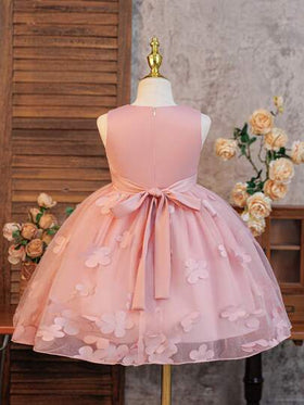 SHEIN Glamorique Kids فستان أميرة للفتيات الصغيرات، فستان فتاة الزهور، فستان رسمي لحفلة عيد الميلاد والزفاف والعطلات، قماش أطلس، بدون أكمام، وردي باهت، تنورة من التول المتطبقة، بتصميم عقدة الفراشة على الظهر بأسلوب الشرق الأوسط والأوروبي