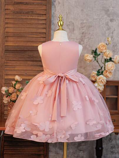 SHEIN Glamorique Kids فستان أميرة للفتيات الصغيرات، فستان فتاة الزهور، فستان رسمي لحفلة عيد الميلاد والزفاف والعطلات، قماش أطلس، بدون أكمام، وردي باهت، تنورة من التول المتطبقة، بتصميم عقدة الفراشة على الظهر بأسلوب الشرق الأوسط والأوروبي