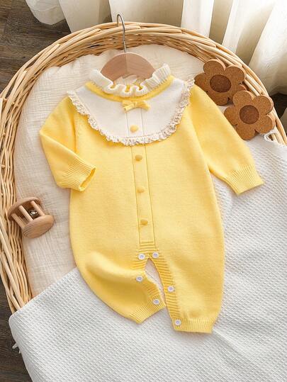 SHEIN رومبير رومبر كاجوال للأطفال الرضع بياقة ملونة وأكمام طويلة وتطريز دانتيل وأزرار أمامية