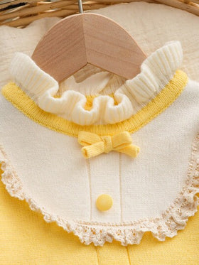 SHEIN رومبير رومبر كاجوال للأطفال الرضع بياقة ملونة وأكمام طويلة وتطريز دانتيل وأزرار أمامية