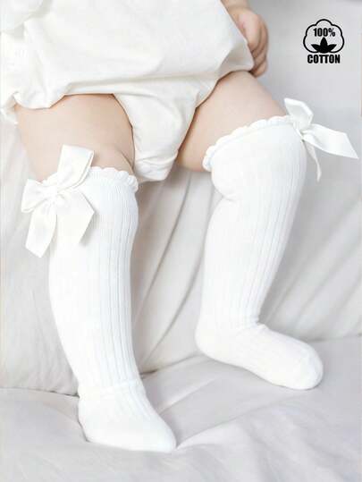 زوج من جوارب القطن المخططة للأطفال متوسطة الطول، جوارب أنبوبية طويلة مزينة بالفيونكة مع أساور مرنة، جوارب أطفال