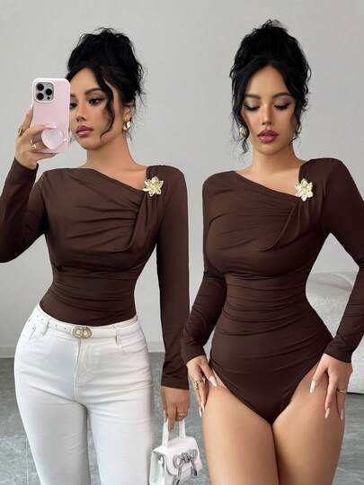 SHEIN Elenzya بدلة نسائية كاجوال بياقة مائلة وزهرة معدنية مطوية، لون القهوة، تخفي البطن، متعددة الاستخدامات للأعياد والاستخدام اليومي، بأكمام طويلة