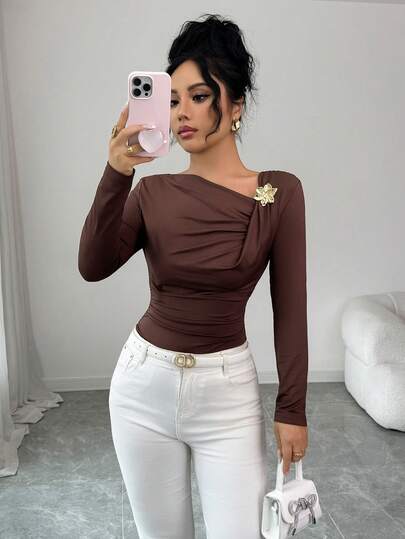 SHEIN Elenzya بدلة نسائية كاجوال بياقة مائلة وزهرة معدنية مطوية، لون القهوة، تخفي البطن، متعددة الاستخدامات للأعياد والاستخدام اليومي، بأكمام طويلة