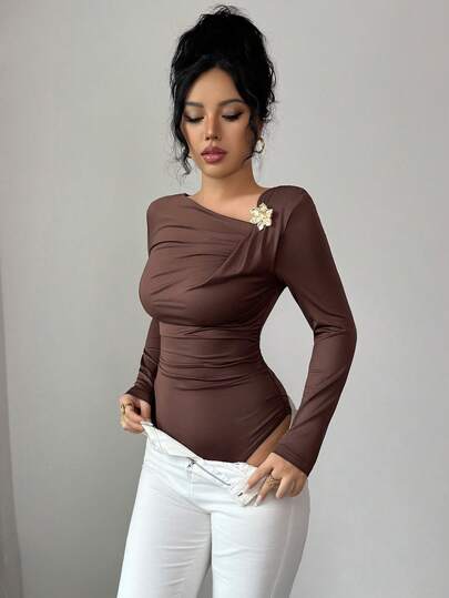 SHEIN Elenzya بدلة نسائية كاجوال بياقة مائلة وزهرة معدنية مطوية، لون القهوة، تخفي البطن، متعددة الاستخدامات للأعياد والاستخدام اليومي، بأكمام طويلة