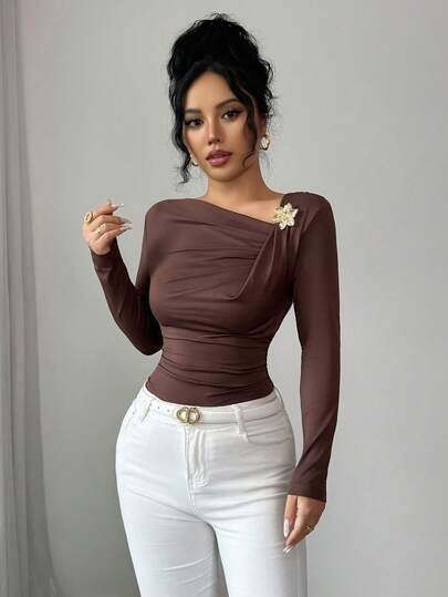 SHEIN Elenzya بدلة نسائية كاجوال بياقة مائلة وزهرة معدنية مطوية، لون القهوة، تخفي البطن، متعددة الاستخدامات للأعياد والاستخدام اليومي، بأكمام طويلة